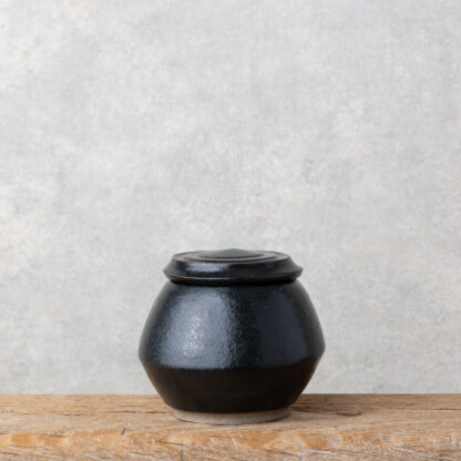 Pot avec couvercle Terre grise chamottée émaillée. 11 x 12 cm 2023